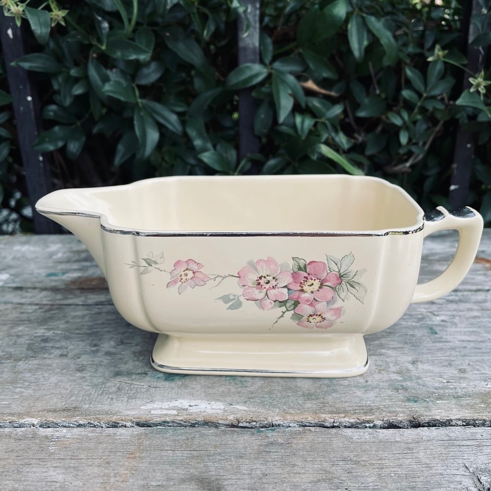 Vintage 1930s 
Homer Laughlin Century Gravy Boat Briar Rose 1930